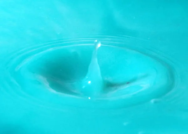 Una Goccia Acqua Cade Sulla Superficie Del Liquido — Foto Stock
