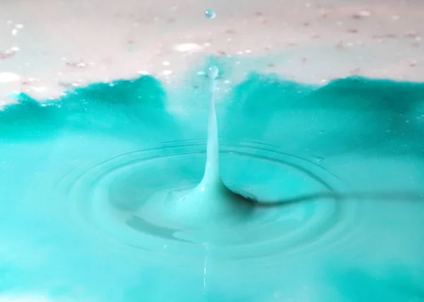 Uma Gota Água Cai Sobre Superfície Líquido — Fotografia de Stock