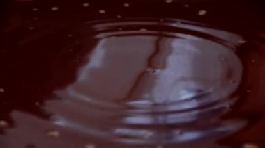 Sıvının yüzeyine düşen bir damla su tuhaf desenler oluşturur.