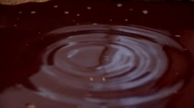 Sıvının yüzeyine düşen bir damla su tuhaf desenler oluşturur.