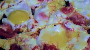 Taze sebzeli sahanda yumurta.