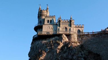 Yalta, Kırım, Kırlangıç Yuvası yakınlarındaki bir kayanın üzerindeki en küçük ortaçağ şatosu.