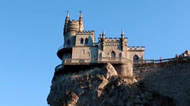 Yalta, Kırım, Kırlangıç Yuvası yakınlarındaki bir kayanın üzerindeki en küçük ortaçağ şatosu.