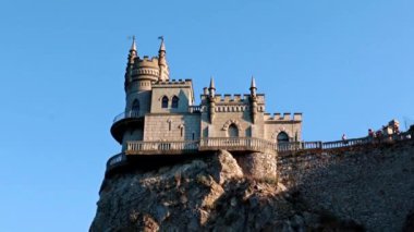 Yalta, Kırım, Kırlangıç Yuvası yakınlarındaki bir kayanın üzerindeki en küçük ortaçağ şatosu.