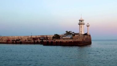 Yalta, Kırım ticaret limanında gemi hareketi