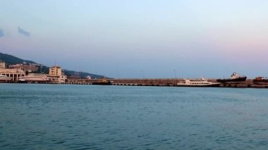 Yalta, Kırım ticaret limanında gemi hareketi