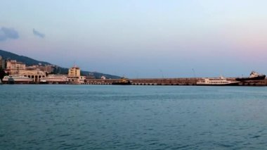 Yalta, Kırım ticaret limanında gemi hareketi