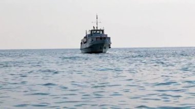 Güneşli denizin yüzeyinde gemi hareketi