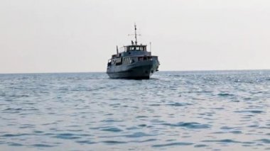 Güneşli denizin yüzeyinde gemi hareketi