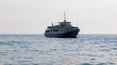 Güneşli denizin yüzeyinde gemi hareketi