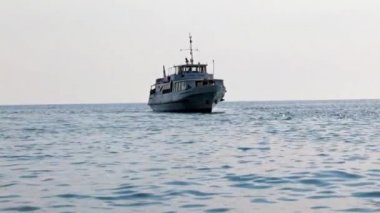 Güneşli denizin yüzeyinde gemi hareketi