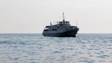 Güneşli denizin yüzeyinde gemi hareketi