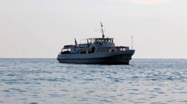 Güneşli denizin yüzeyinde gemi hareketi