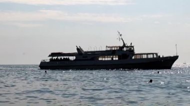 Güneşli denizin yüzeyinde gemi hareketi