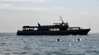 Güneşli denizin yüzeyinde gemi hareketi