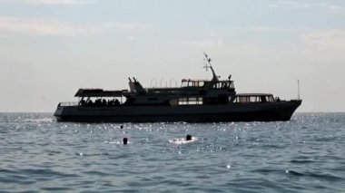 Güneşli denizin yüzeyinde gemi hareketi
