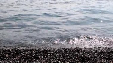 Akdeniz dalgaları ve vahşi kayalık plajlar