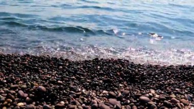 Akdeniz dalgaları ve vahşi kayalık plajlar