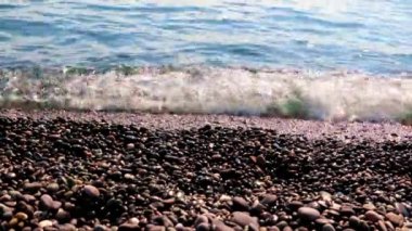 Akdeniz dalgaları ve vahşi kayalık plajlar