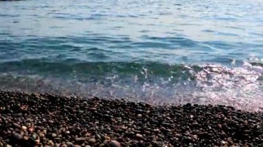 Akdeniz dalgaları ve vahşi kayalık plajlar