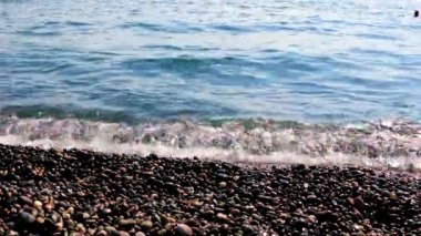 Akdeniz dalgaları ve vahşi kayalık plajlar
