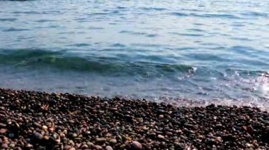Akdeniz dalgaları ve vahşi kayalık plajlar