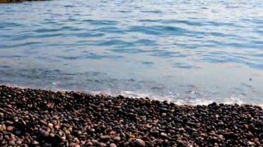 Akdeniz dalgaları ve vahşi kayalık plajlar