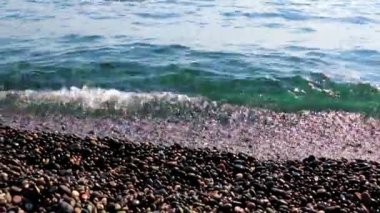 Akdeniz dalgaları ve vahşi kayalık plajlar