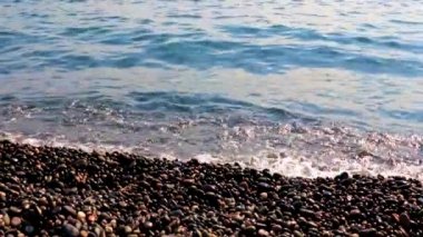 Akdeniz dalgaları ve vahşi kayalık plajlar