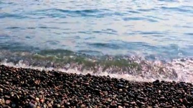 Akdeniz dalgaları ve vahşi kayalık plajlar