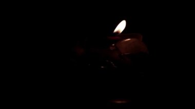 Parlak mum ışığı ve buz ocağı sarar.