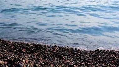Güzel deniz dalgaları ve güneşli kıyı şeridi