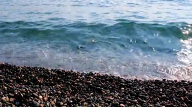 Güzel deniz dalgaları ve güneşli kıyı şeridi
