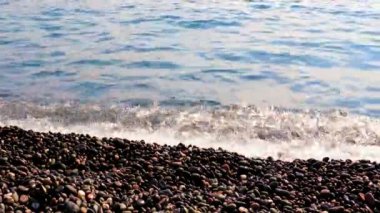 Güzel deniz dalgaları ve güneşli kıyı şeridi