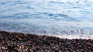 Güzel deniz dalgaları ve güneşli kıyı şeridi