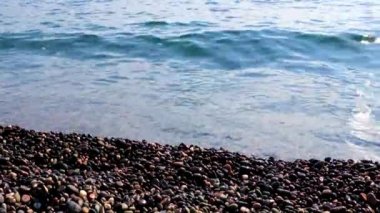 Güzel deniz dalgaları ve güneşli kıyı şeridi