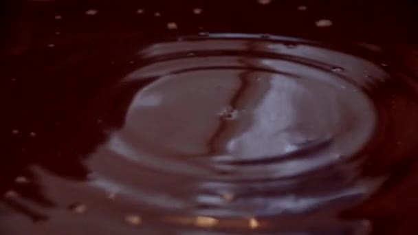 Капля Воды Падении Поверхность Жидкости Создает Странные Узоры — стоковое видео
