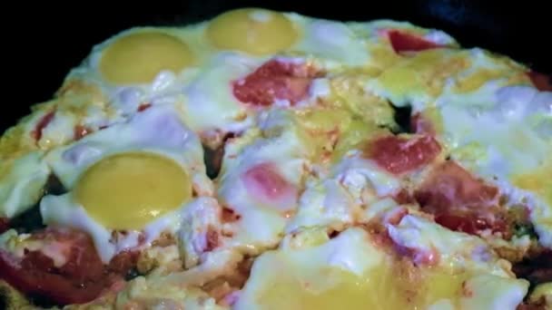 Cocinar Huevos Fritos Con Verduras Frescas — Vídeo de stock