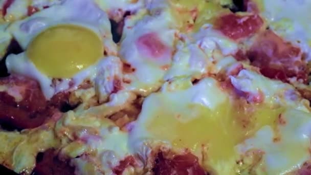 Приготування Смажених Яєць Свіжими Овочами — стокове відео