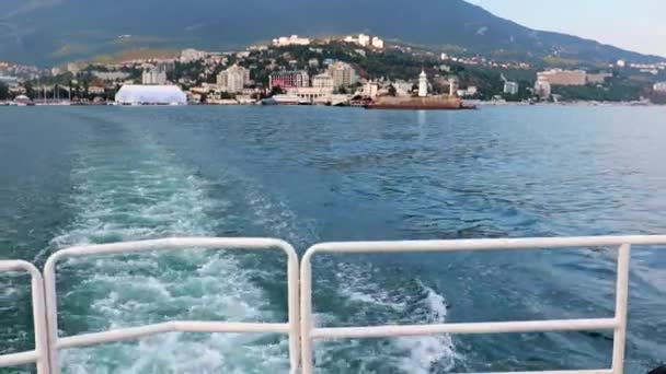 Huella Agua Del Movimiento Del Barco Una Vista Ciudad Yalta — Vídeos de Stock