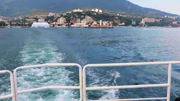 Сліди Воді Від Руху Корабля Вид Місто Ялта Крим — стокове відео