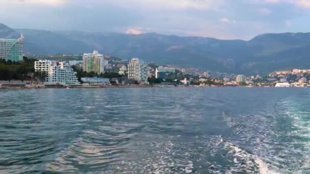 Huella Agua Del Movimiento Del Barco Una Vista Ciudad Yalta — Vídeos de Stock