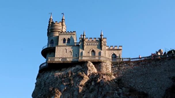 Yalta Kırım Kırlangıç Yuvası Yakınlarındaki Bir Kayanın Üzerindeki Küçük Ortaçağ — Stok video