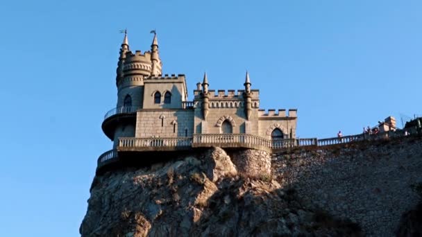 位于克里米亚雅尔塔市附近岩石上的中世纪最小的城堡 燕子巢 — 图库视频影像