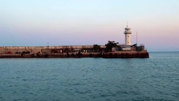 克里米亚雅尔塔市贸易港口的船舶移动 — 图库视频影像