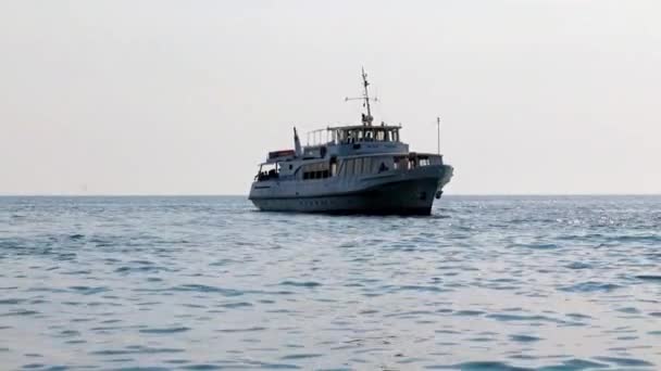 Movimento Della Nave Sulla Superficie Del Mare Soleggiato — Video Stock