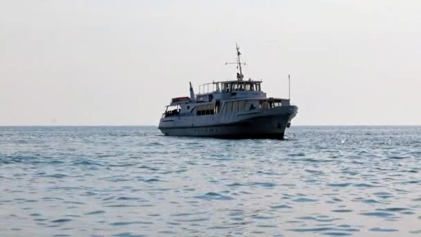 Hajó Mozgása Napos Tenger Felszínén — Stock videók