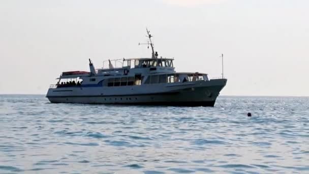 Scheepsbewegingen Het Oppervlak Van Zonnige Zee — Stockvideo