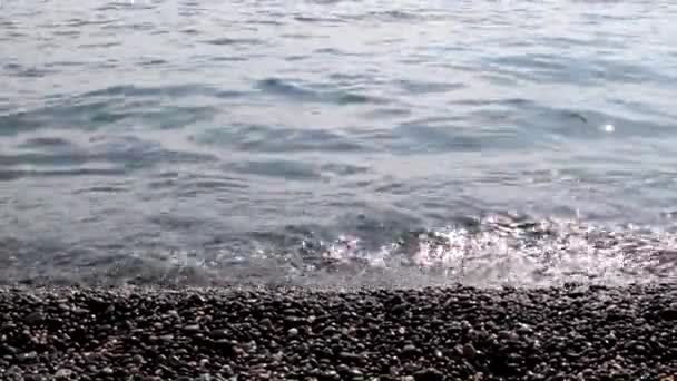Wellen Des Mittelmeeres Und Wilder Felsstrand — Stockvideo