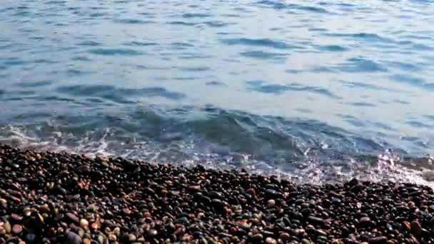 Wellen Des Mittelmeeres Und Wilder Felsstrand — Stockvideo